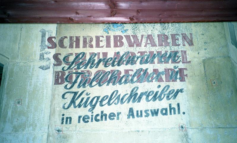 Dresden-Pieschen, Wurzener Str.-Ecke Rehefelder Str., 29.10.1995 (1).jpg - Schreibwaren, Füllhalter u. Kugelschreiber in reicher Auswahl (in Schwarz) / darunter: Schreibwaren, Schulartikel, Bürobedarf (in Rot) / darunter: Papier... (? in Schwarz)